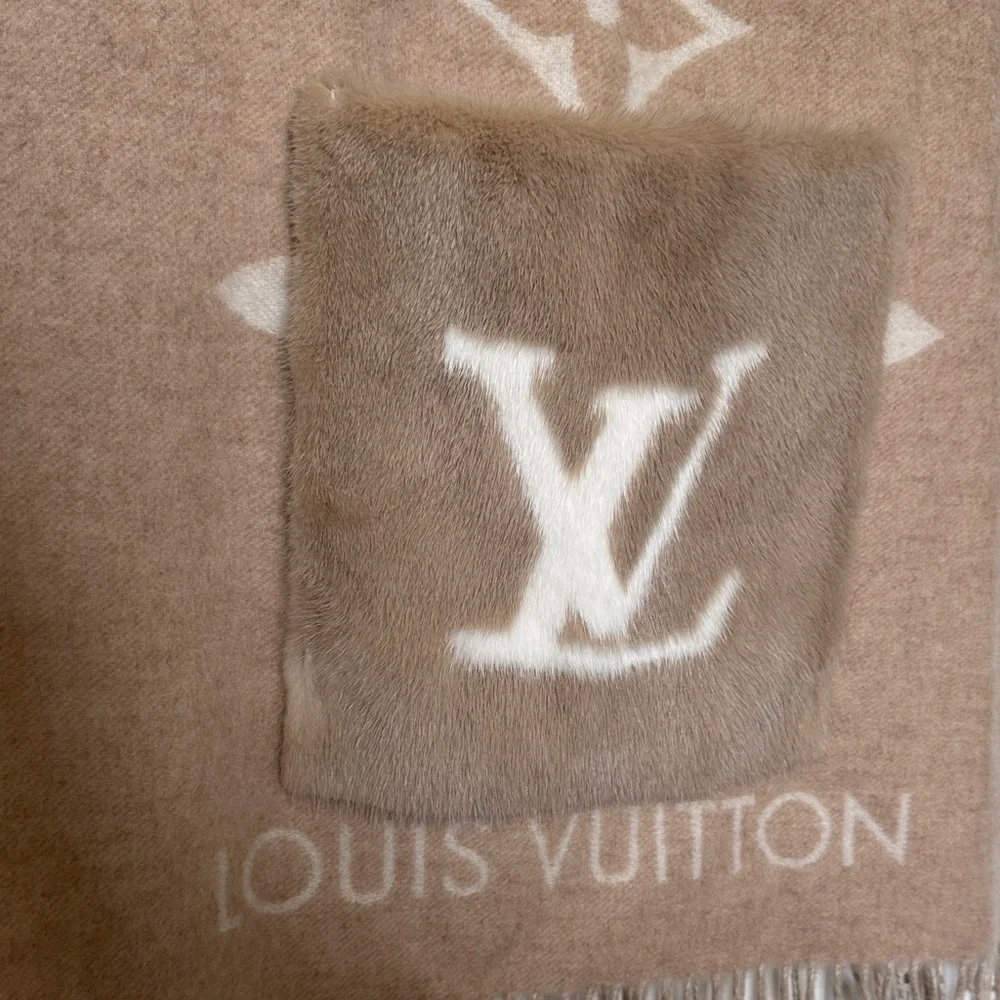 Louis Vuitton Tan and White Cold Reykjavik Monogram Scarf (NWOT) - Picture 5 of 11